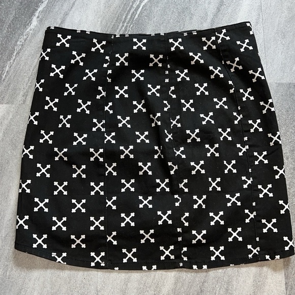 H&M black & white tribal mini skirt size 10 stretchy X pattern - Picture 8 of 8